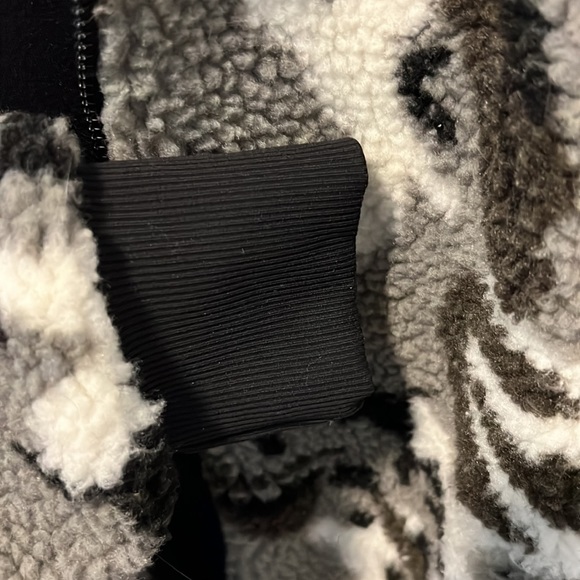 19. Strut This Abby Jacket Camo Sherpa - Picture 6 of 6